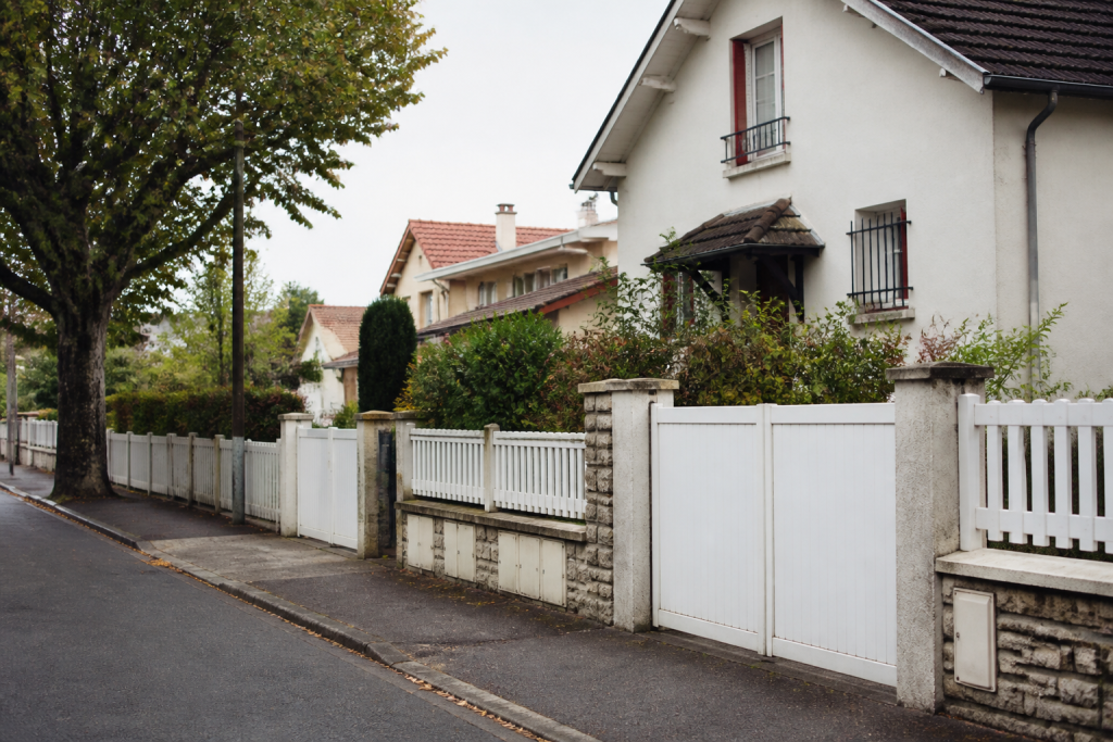 Zones pavillonnaires maisons rues residentielles urbaines